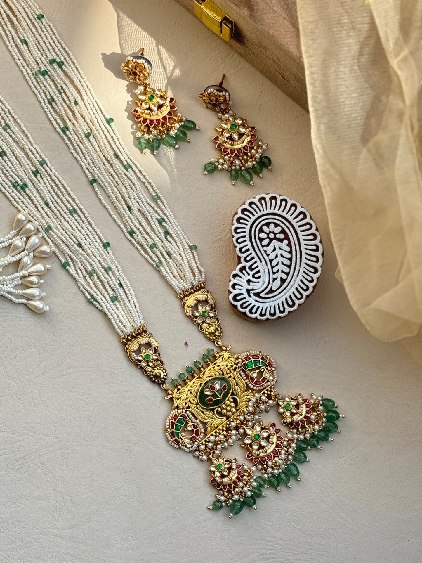 Multi white bead Haar in Heritage Pendant Necklace set