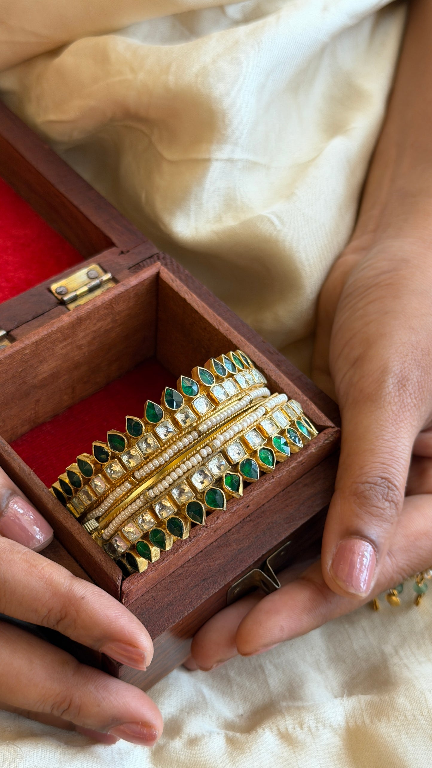 Gold plating drop shaped edge Kangan set