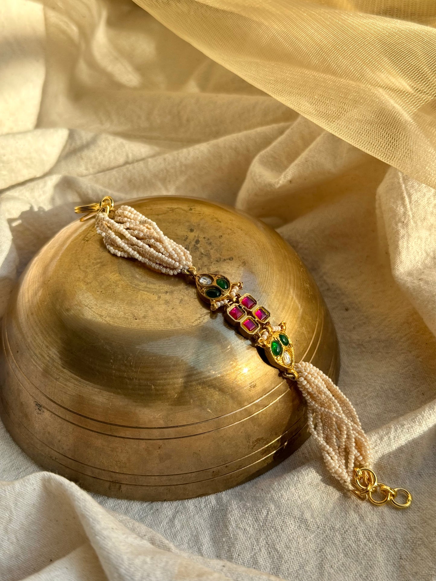 Small moti bracelet with gold plating center design