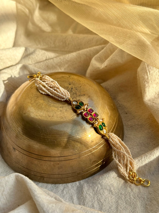 Small moti bracelet with gold plating center design