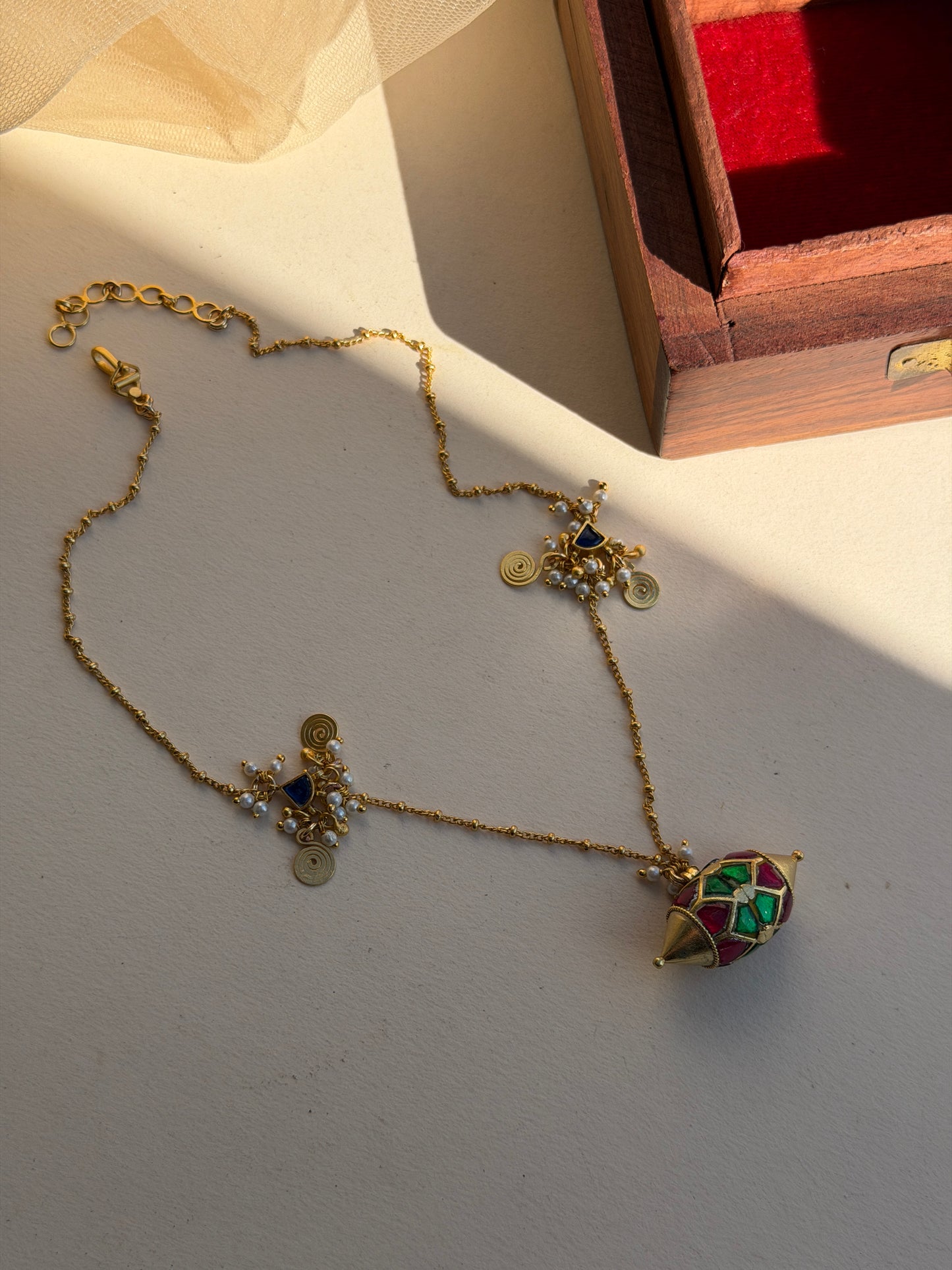 Delicate Jadau Lariat Necklace
