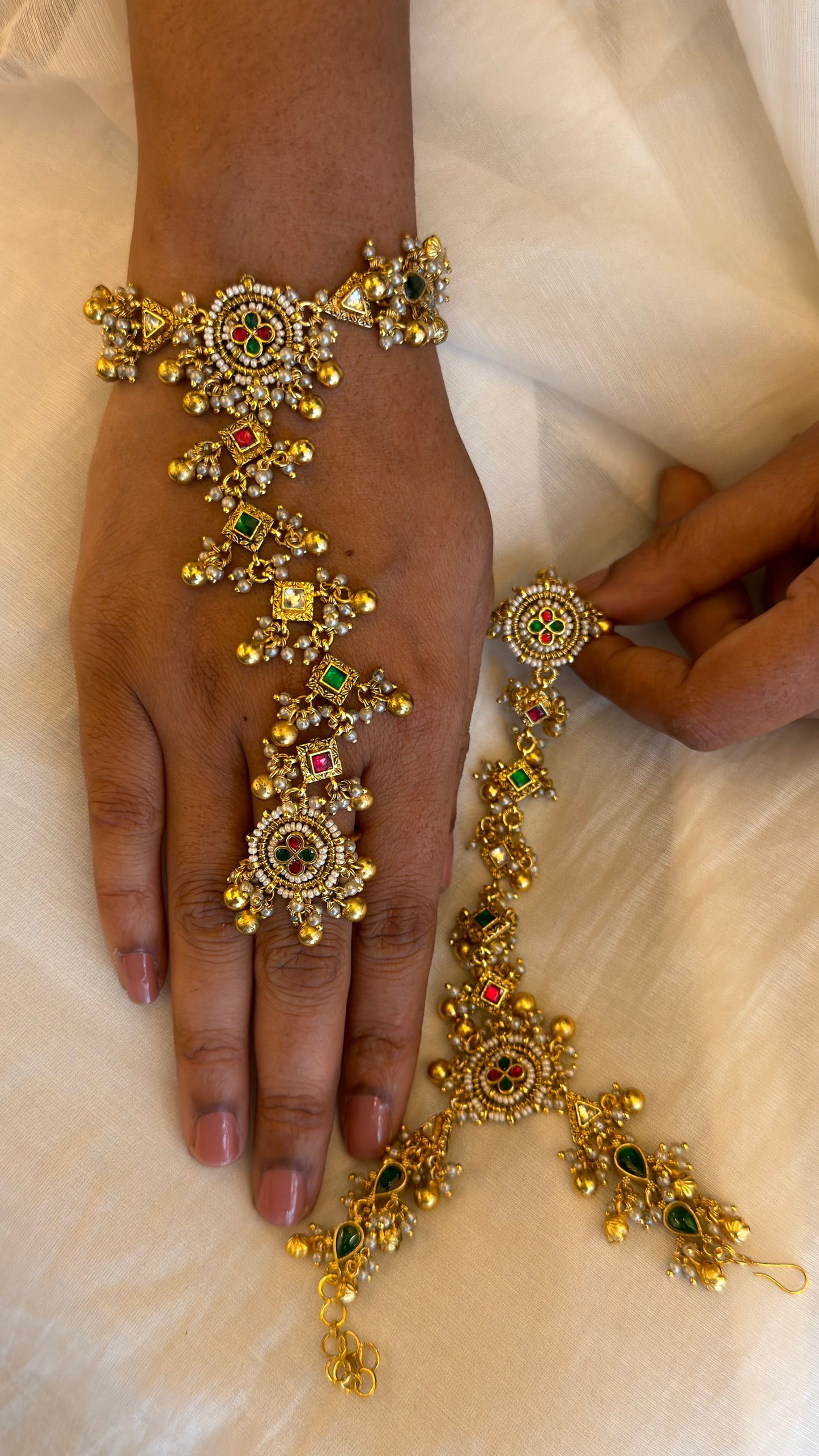 Vasanti Hathphool