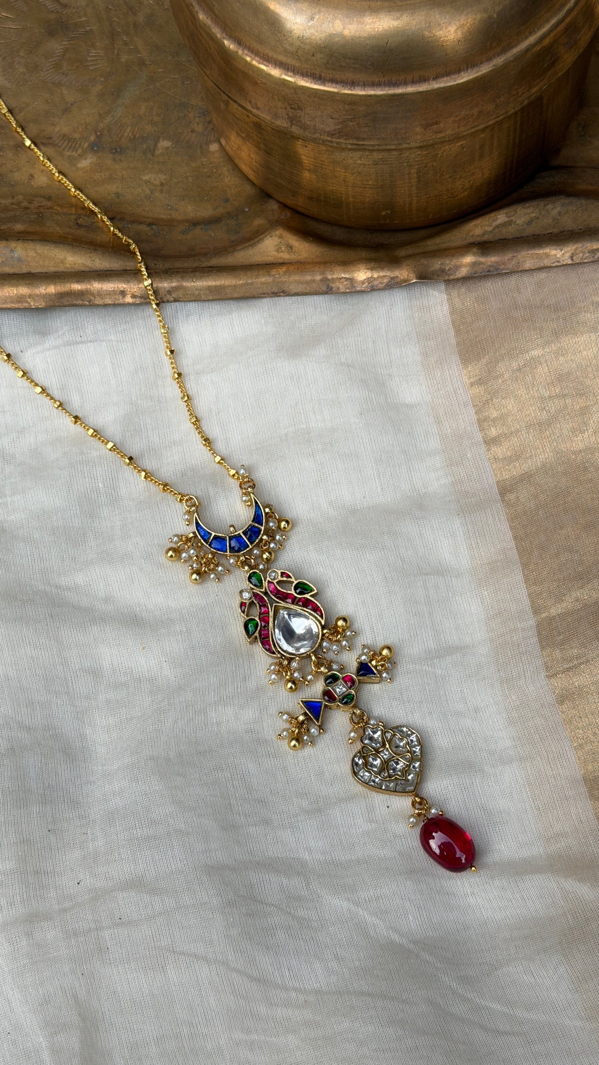 Apoorvangi lariat